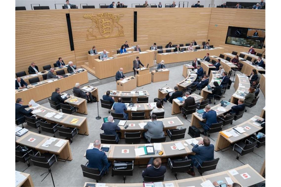 Hagel offen für getrennte Besetzungen von CDU-Spitzenämtern Manuel Hagel, CDU-Fraktionsvorsitzender im Landtag von Baden-Württemberg, spricht bei einer Debatte im Plenarsaal im Landtag von Baden-Württemberg. Foto: Bernd Weißbrod/dpa