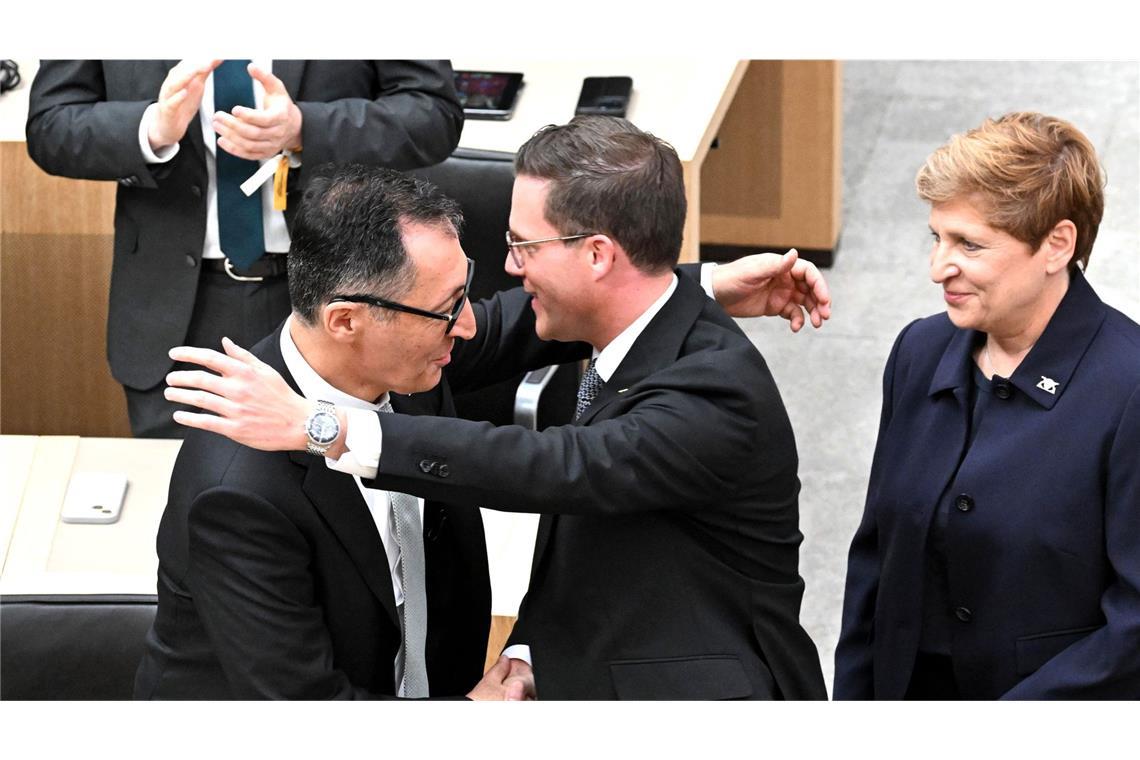 Manuel Hagel (CDU) gratuliert Cem Özdemir (Bündnis 90/Die Grünen).