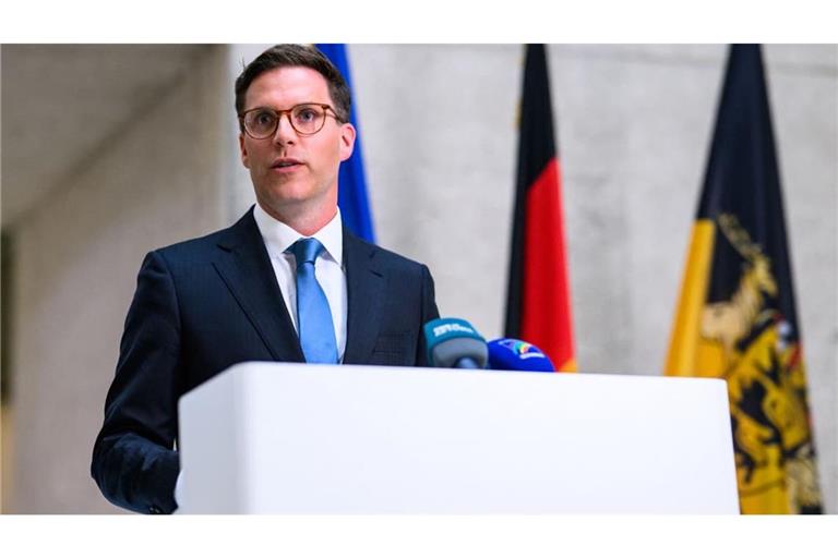 Manuel Hagel (CDU), Innenminister von Baden-Württemberg, spricht bei einem Pressestatement zum Thema Gewalt bei Hochrisikospielen im Südwesten. Das DFB-Pokalspiel zwischen Waldhof Mannheim und dem 1. FC Kaiserslautern hatte kurz vor dem Abbruch gestanden.