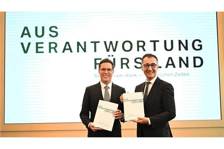 Manuel Hagel (links) und Cem Özdemir bei der Präsentation des Koalitionsvertrags