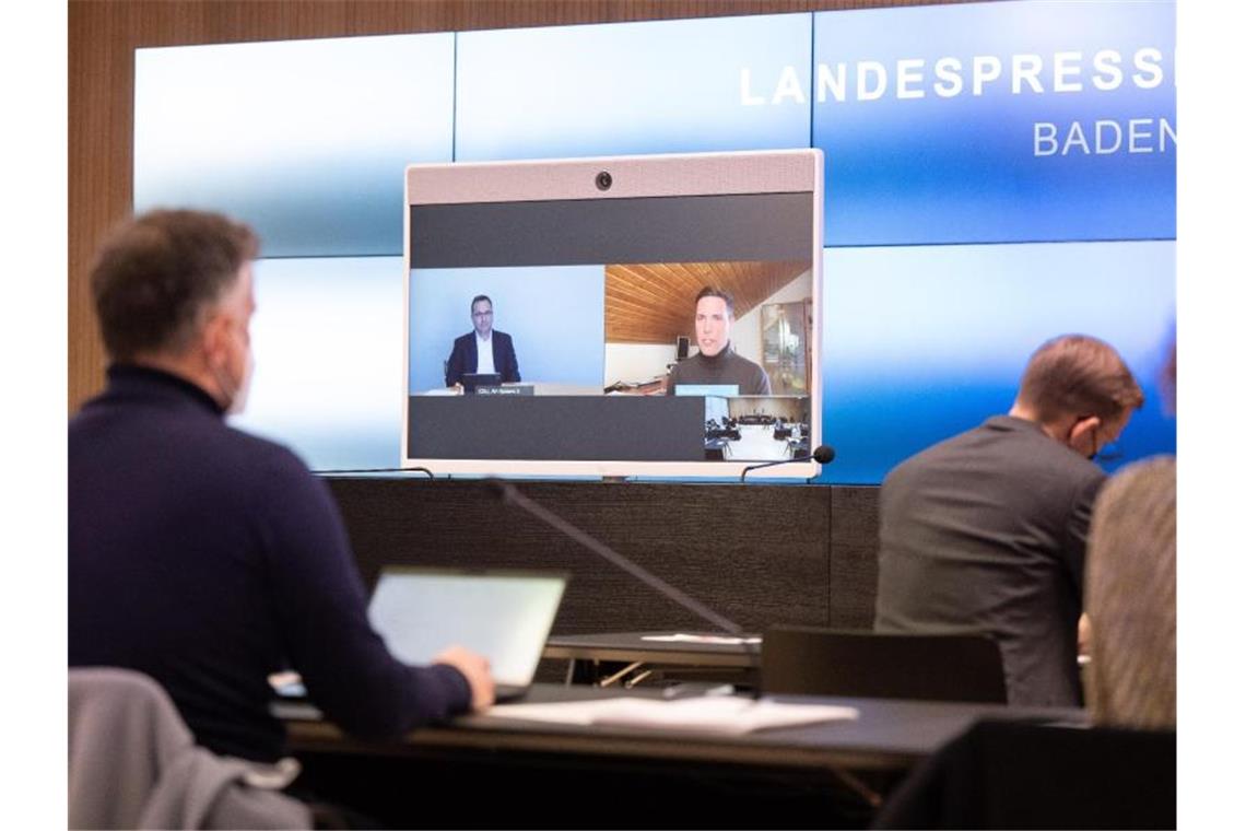 CDU-Fraktion: Neuer Hinweis zu Haltbarkeit von Lebensmitteln Manuel Hagel (r. auf dem Bildschirm) spricht bei einer Pressekonferenz über die Ergebnisse einer Fraktionsklausur. Foto: Bernd Weißbrod/dpa