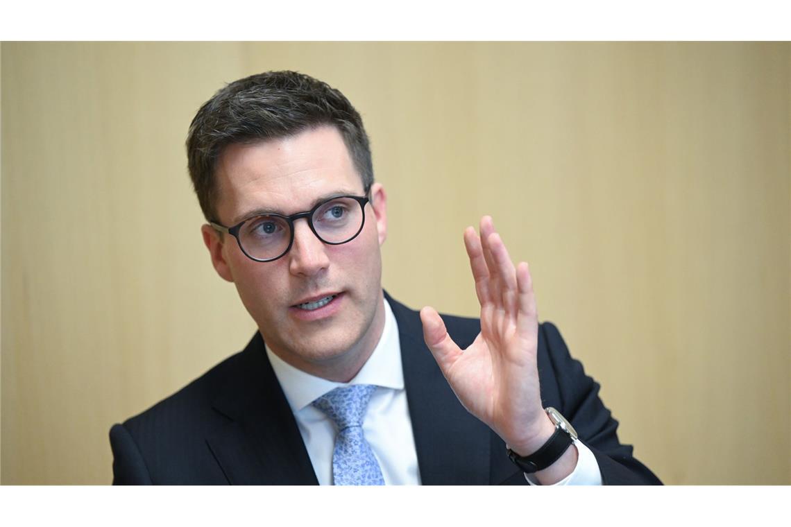 CDU-Chef: Wer unser Gastrecht mit Füßen tritt, hat in unserem Land keinen Platz Manuel Hagel will Ministerpräsident werden – die Ausweisung dreier Straftäter aus Syrien begrüßt er ausdrücklich.