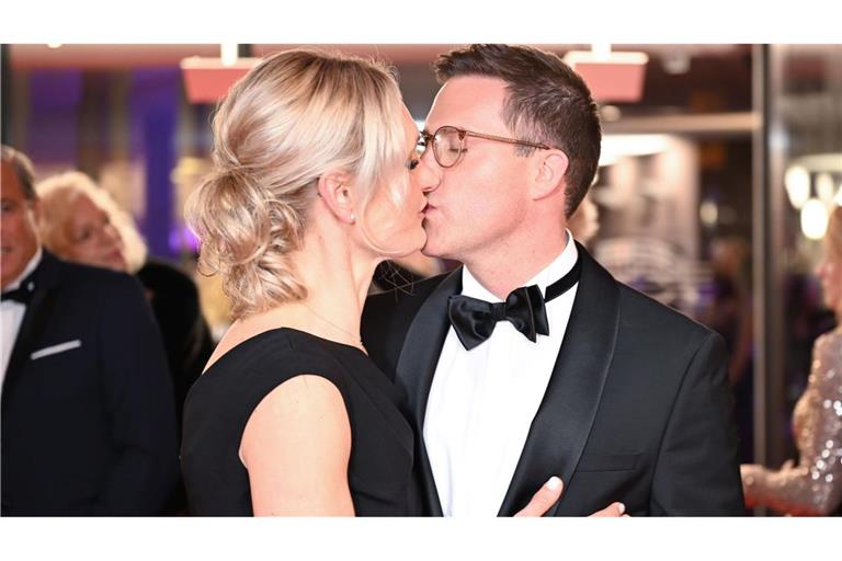 Manuel Hagel wird von seiner Ehefrau Franziska in Schutz genommen. Hier ein Kuss auf dem Landespresseball. (Archivbild)