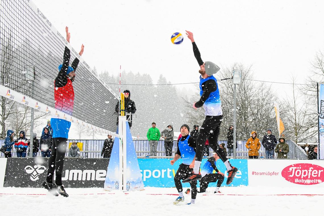 Manuel Harms aus Backnang (beim Schmetterschlag) hat erste Erfahrungen beim Snow-Volleyball gesammelt. Foto: C. Kurth