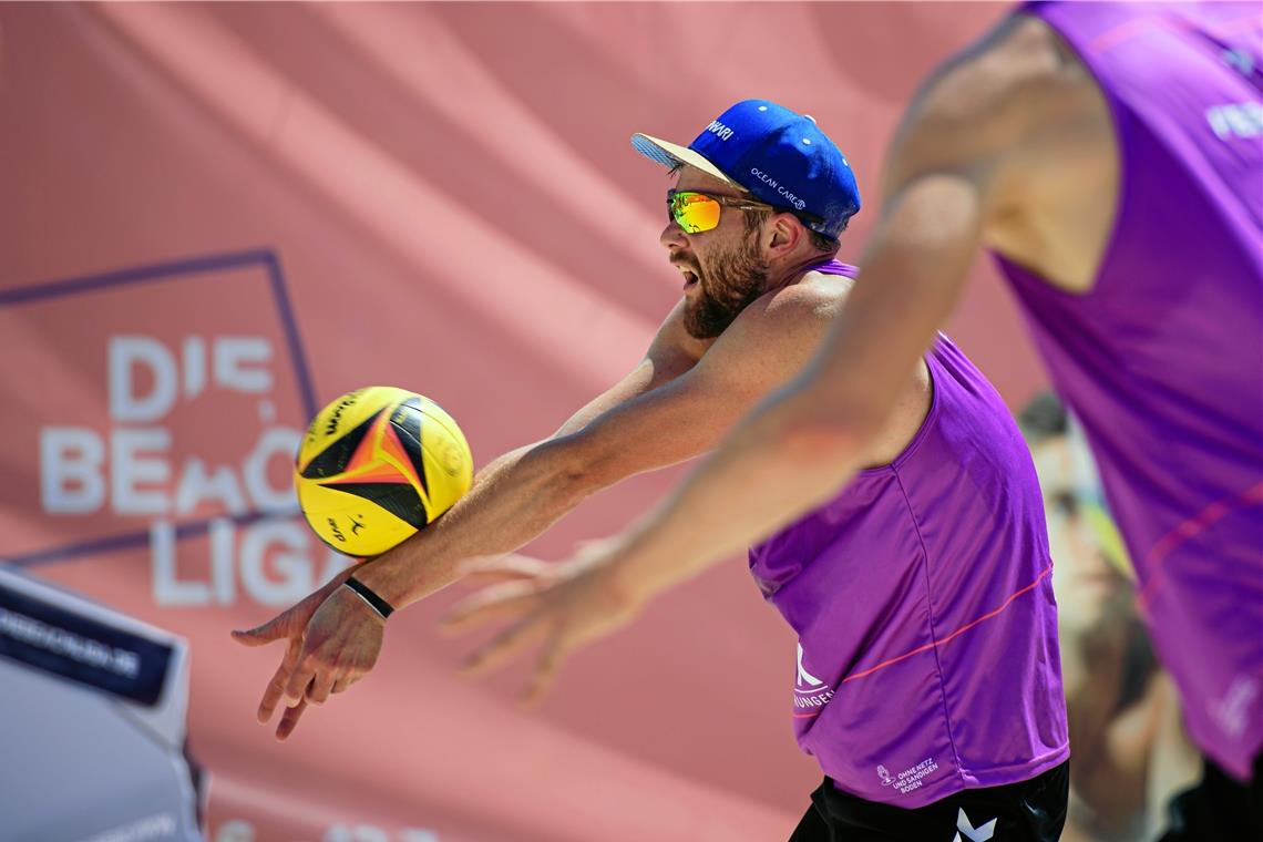 „Es kommt trotzdem Wettkampfflair auf“ Manuel Harms hat mit seinem Spielpartner bei der Beach-Liga in Düsseldorf durchaus überzeugt. Foto: C. Kurth