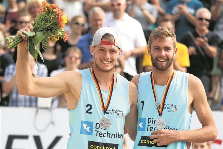 Manuel Harms (rechts) und Richard Peemüller freuen sich über Silber. Foto: Hoch Zwei