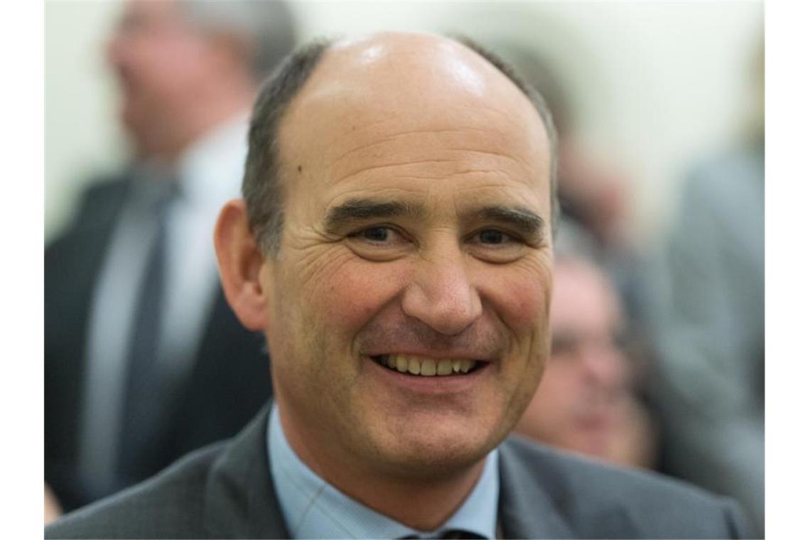 Grüne setzt sich gegen Thalia-Gesellschafter Herder durch Manuel Herder (CDU) lächelt. Foto: picture alliance / Patrick Seeger/dpa/Archivbild