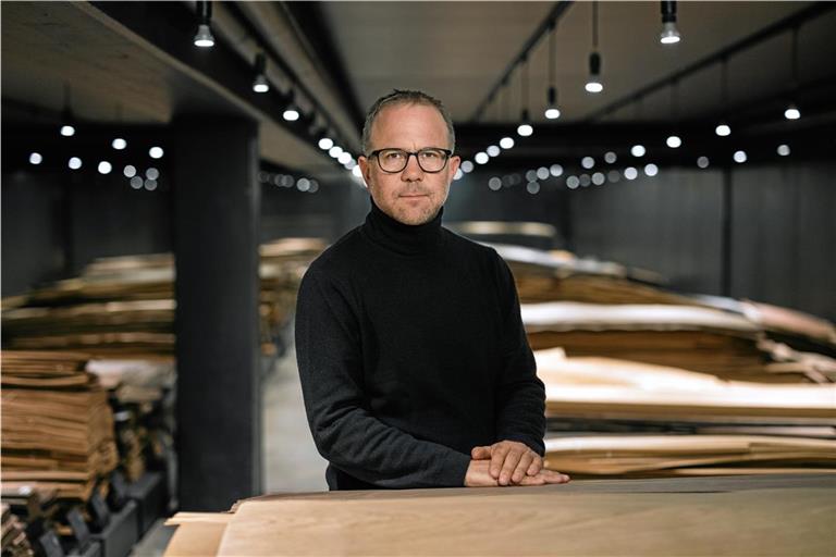 Manuel Holz in der „Schatzkammer“ der Möbelmanufaktur – dem Furnierraum. Fotos: Möbelmanufaktur Albert Holz