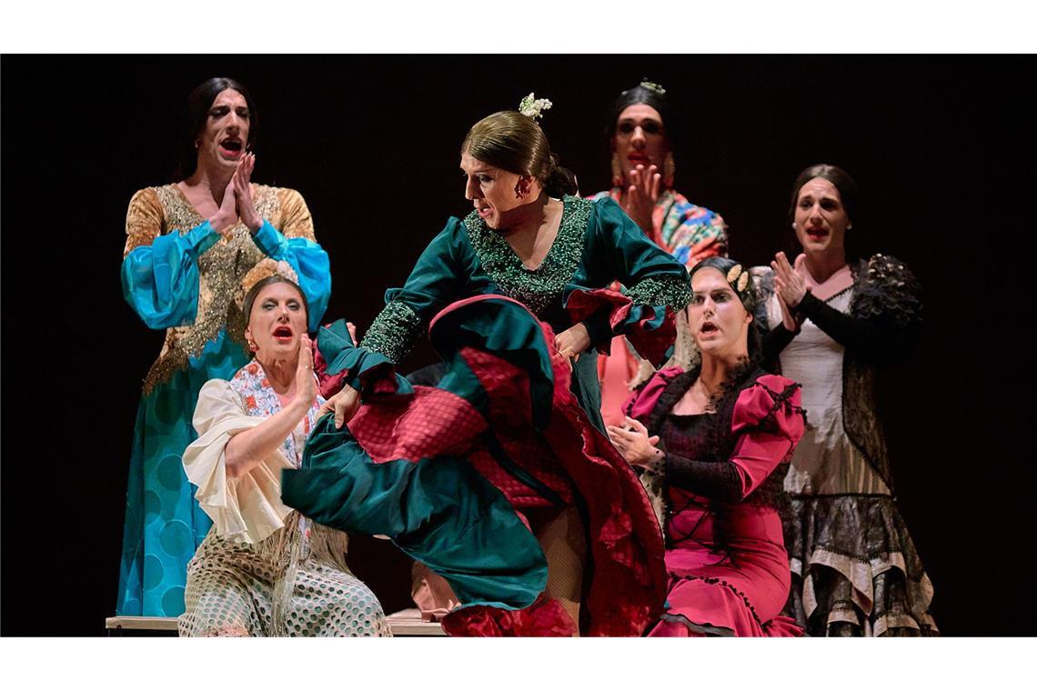 Im Flamenco-Kleid kann auch ein Mann stecken Manuel Liñáns Flamenco-Stück „Viva“ hinterfragt mit Männern in Frauenkleidern Geschlechterrollen.