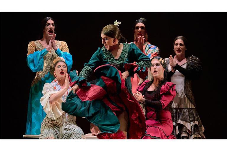 Manuel Liñáns Flamenco-Stück „Viva“ hinterfragt mit Männern in Frauenkleidern Geschlechterrollen.