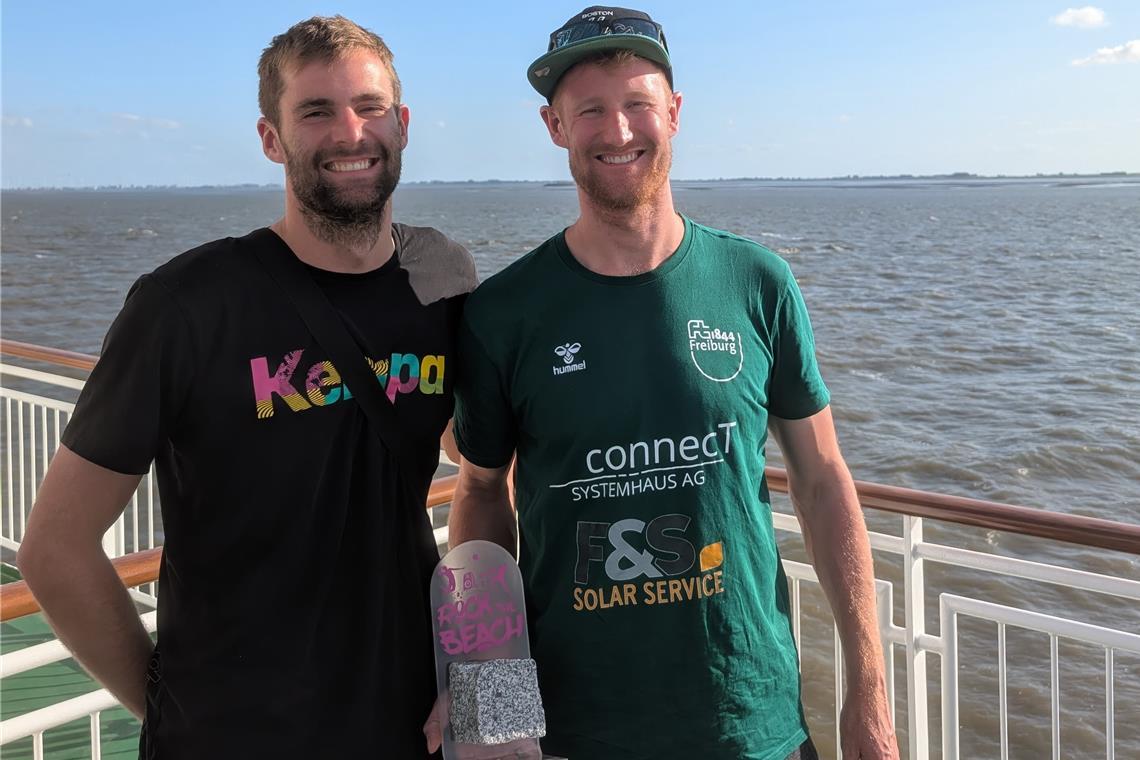Turniersieg auf Borkum für Yannick und Manuel Harms Manuel (links) und Yannick Harms mit der Siegertrophäe von Borkum. Foto: privat