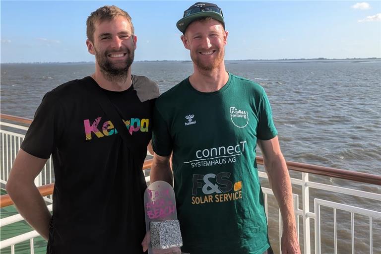 Manuel (links) und Yannick Harms mit der Siegertrophäe von Borkum. Foto: privat