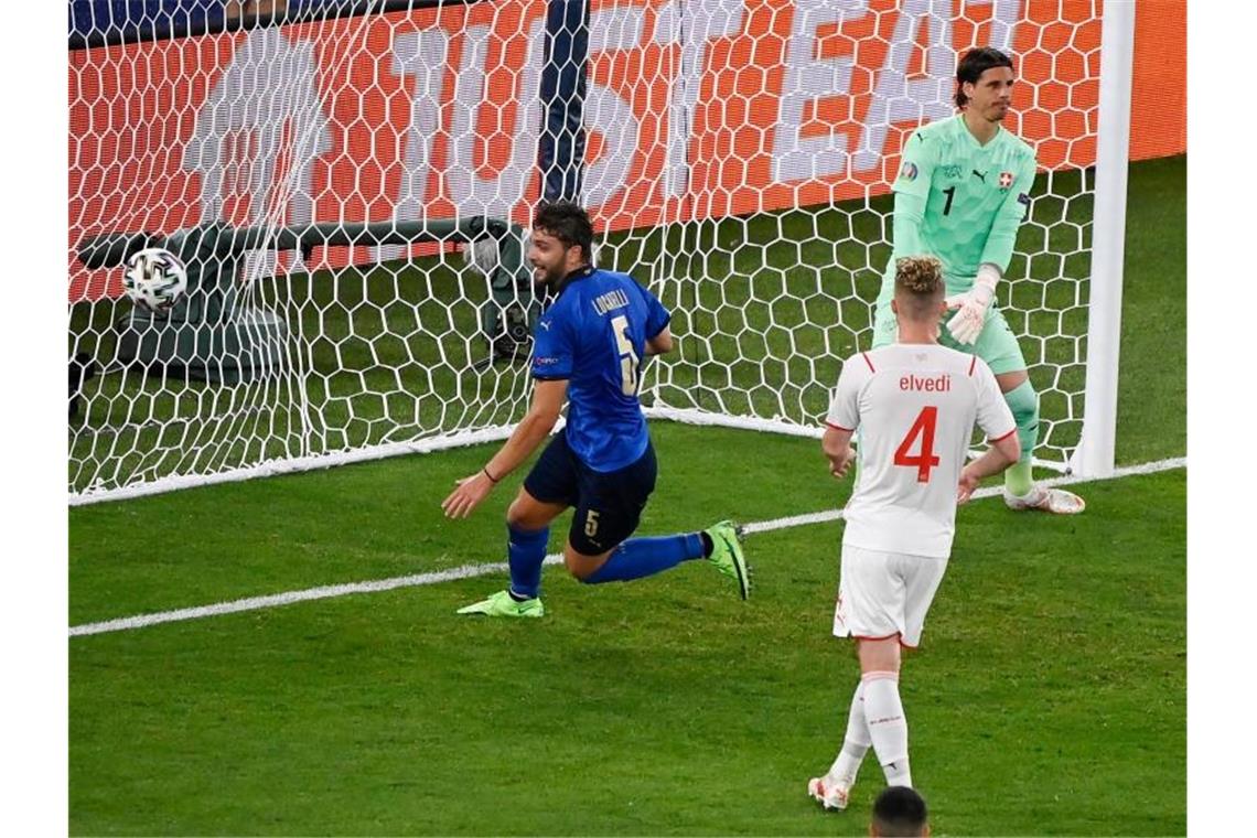 Italien nach Sieg gegen die Schweiz im EM-Achtelfinale Manuel Locatelli (l) hat das Tor zur 1:0-Führung für Italien erzielt. Foto: Riccardo Antimiani/EPA Pool/AP/dpa