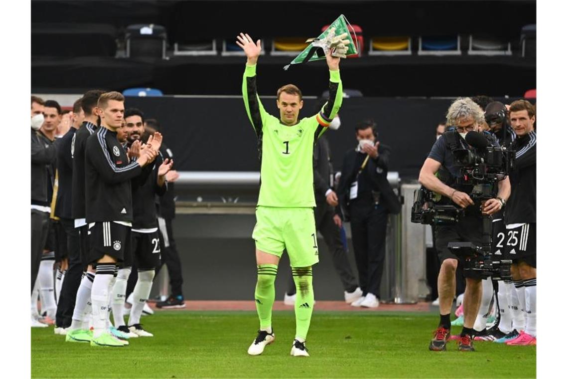 Neuer für 100. Einsatz in der Nationalmannschaft geehrt Manuel Neuer absolvierte sein 100. Länderspiel. Foto: Federico Gambarini/dpa