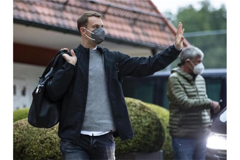 Manuel Neuer bei der Ankunft im Teamhotel des DFB-Teams in Stuttgart. Foto: Tom Weller/dpa