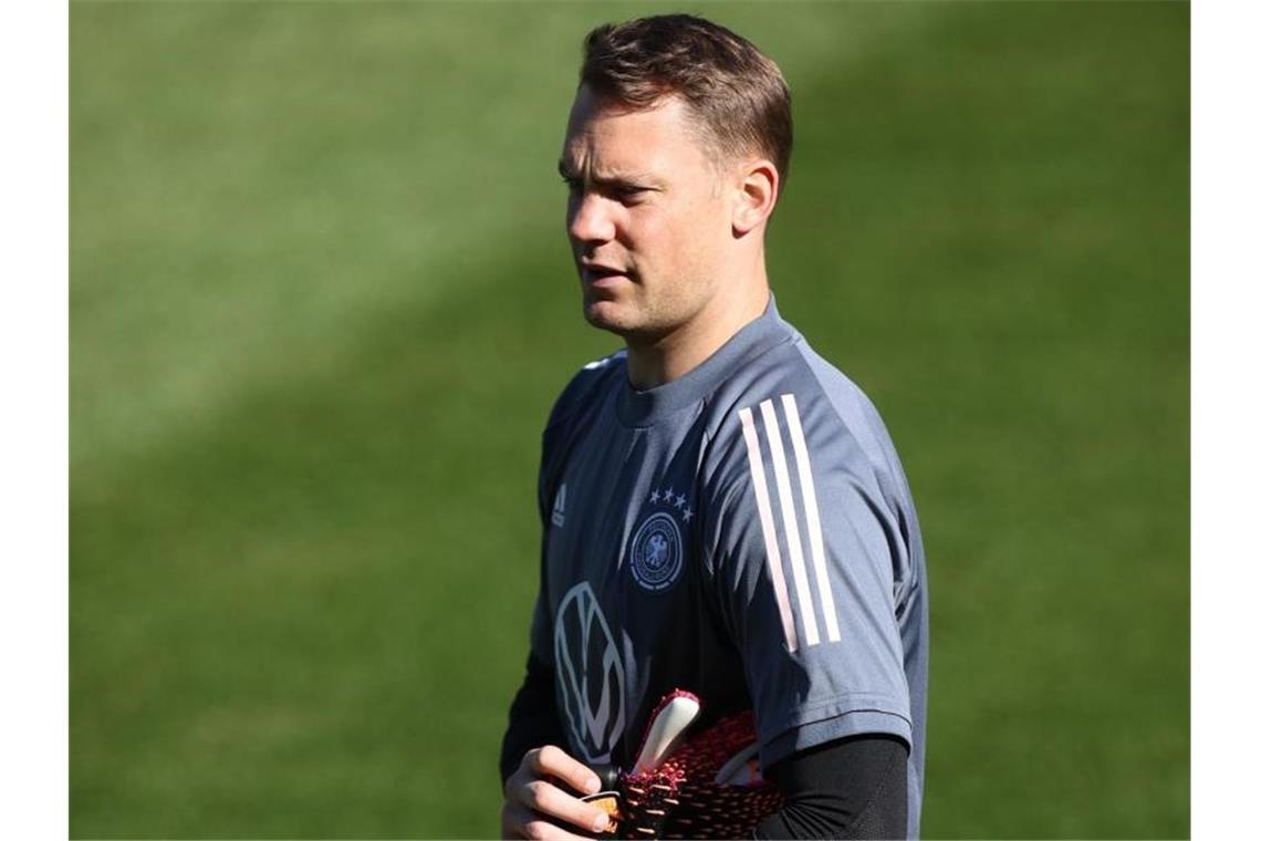 Karriereende im DFB-Tor für Neuer kein Thema Manuel Neuer freut sich auf Hansi Flick als Nationaltrainer. Foto: Christian Charisius/dpa