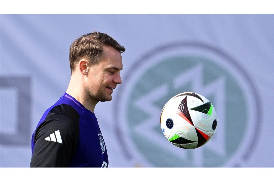 Manuel Neuer hat den Ball und die WM im Blick.