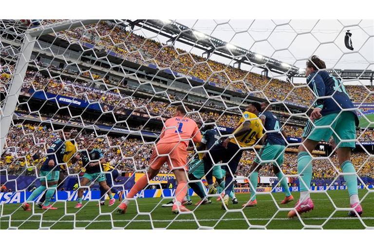 Manuel Neuer kommt gegen Ecuadors Gonzalo Plata zu spät.