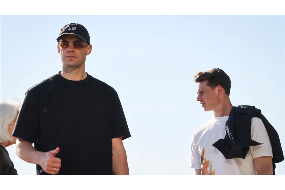 Manuel Neuer (l.) ist mit Jonas Urbig (r.) an der Promenade des Lake Michigan in Chicago.