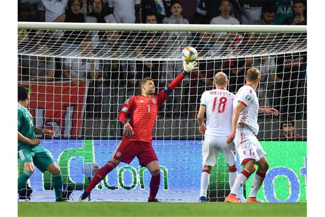 Auch ohne Löw: DFB-Team erfüllt Pflicht in Weißrussland Manuel Neuer (M) reagiert glänzend und wehrt einen Torschuss ab. Foto: Marius Becker