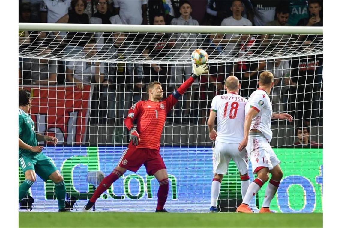 Manuel Neuer (M) reagiert glänzend und wehrt einen Torschuss ab. Foto: Marius Becker