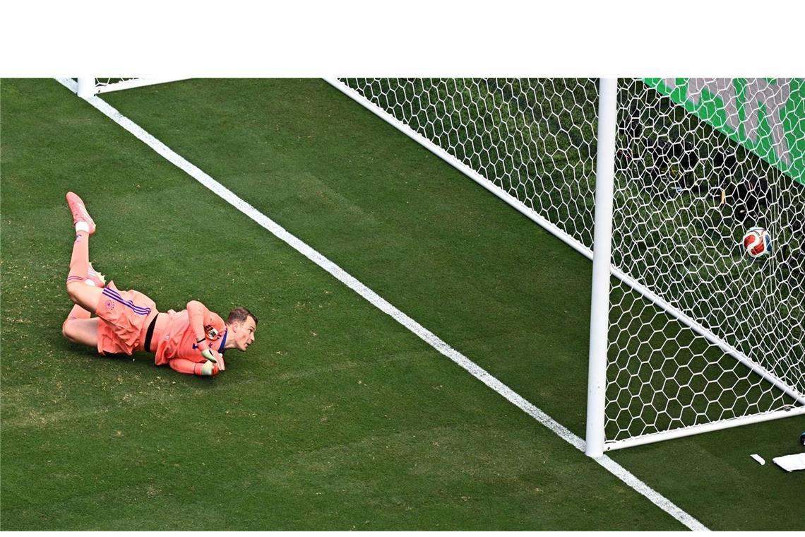 Manuel Neuer (Note 4,5): Kam beim 0:1 nicht rechtzeitig genug nach unten. Danach war viel vor Manuel Neuer los, doch eingreifen musste der Torhüter selten. Nach der Pause war das anders. Der 40-Jährige reagierte erst gut (62.) und hatte später Glück (73.). War beim 1:2 durch Gonzalo Plata zu spät dran (77.).