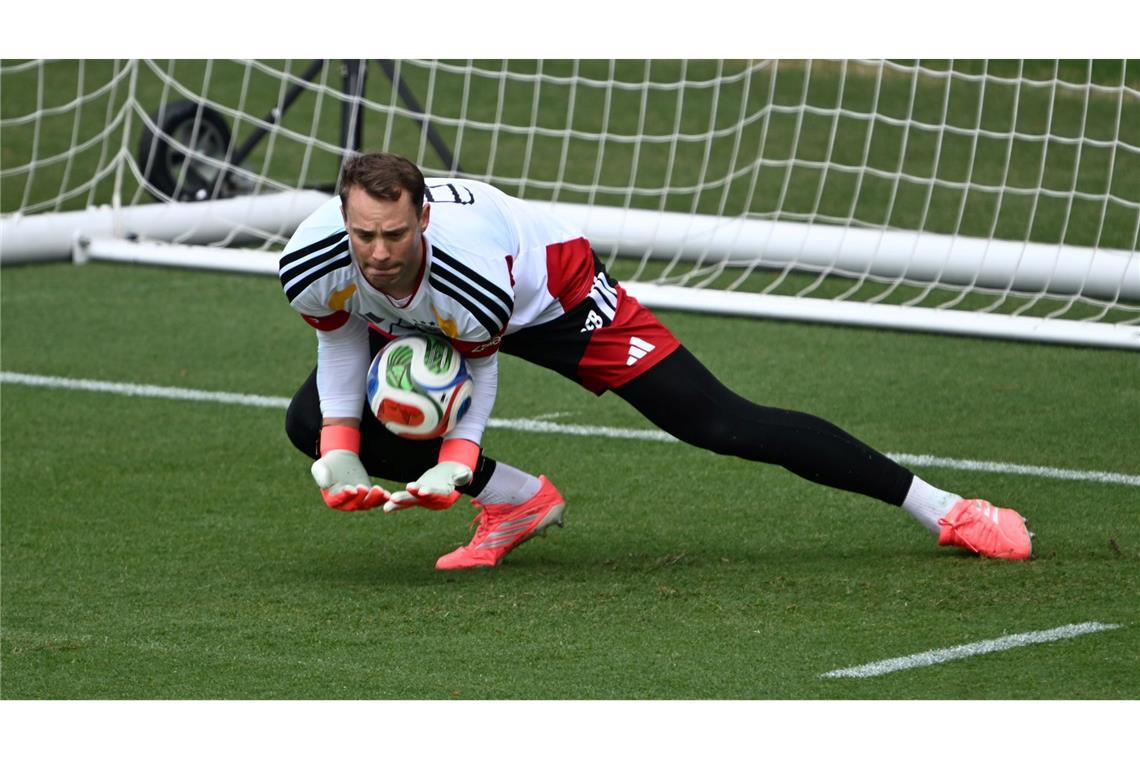 Manuel Neuer packt für sein WM-Comeback im Training richtig zu.