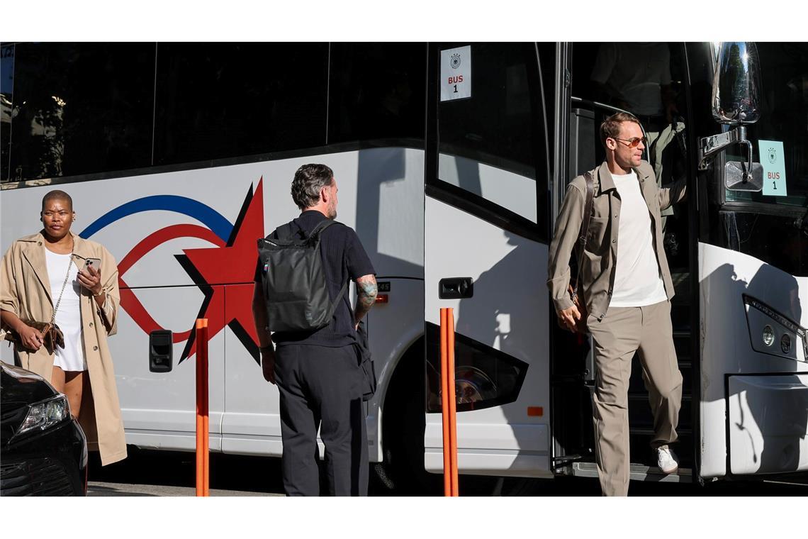 Manuel Neuer steigt aus dem DFB-Bus in Chicago.