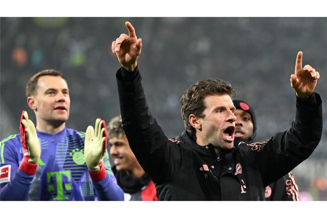Eberl sieht "Statement" - Diskussionen über Vertragsthemen Manuel Neuer und Thomas Müller feiern die Hinrundenmeisterschaft und dürften bald verlängern