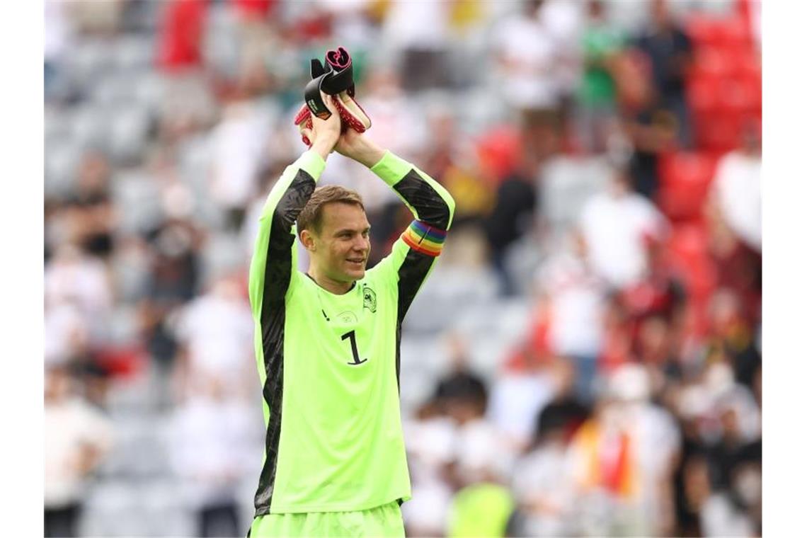 Manuel Neuer wird auch gegen Ungarn die Regenbogen-Binde am Arm tragen. Foto: Christian Charisius/dpa