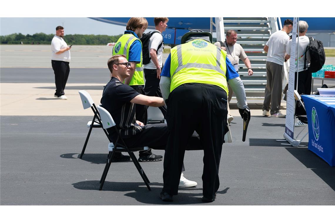 Manuel Neuer wird vor dem Abflug nach Houston kontrolliert.