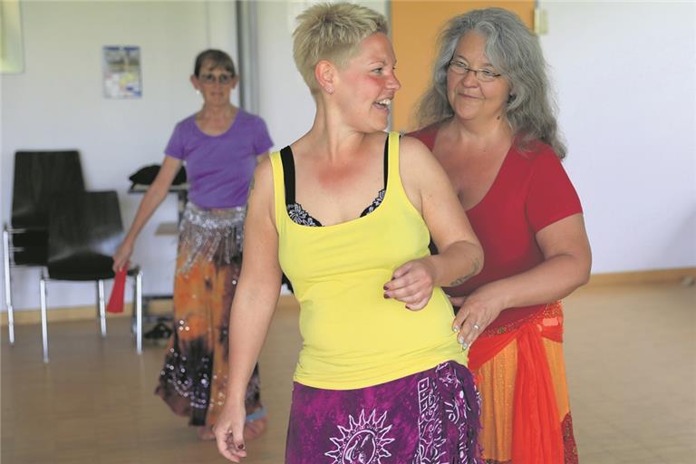 Manuela Lungo zeigt Redakteurin Yvonne Weirauch mit einem leichten Anstupser an die Hüfte, in welche Richtung es gehen muss. Foto: A. Becher