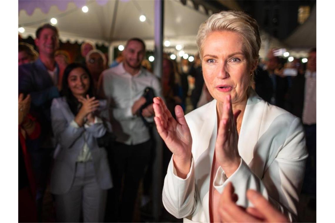 Manuela Schwesig feiert auf der SPD-Wahlparty in Schwerin. Foto: Jens Büttner/dpa-Zentralbild/dpa