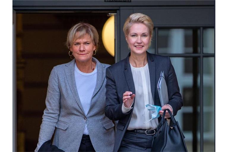 Manuela Schwesig (SPD, r), Ministerpräsidentin von Mecklenburg-Vorpommern, und Simone Oldenburg, die Fraktionschefin der Linken im Landtag von Mecklenburg-Vorpommern. Foto: Jens Büttner/dpa-Zentralbild/dpa