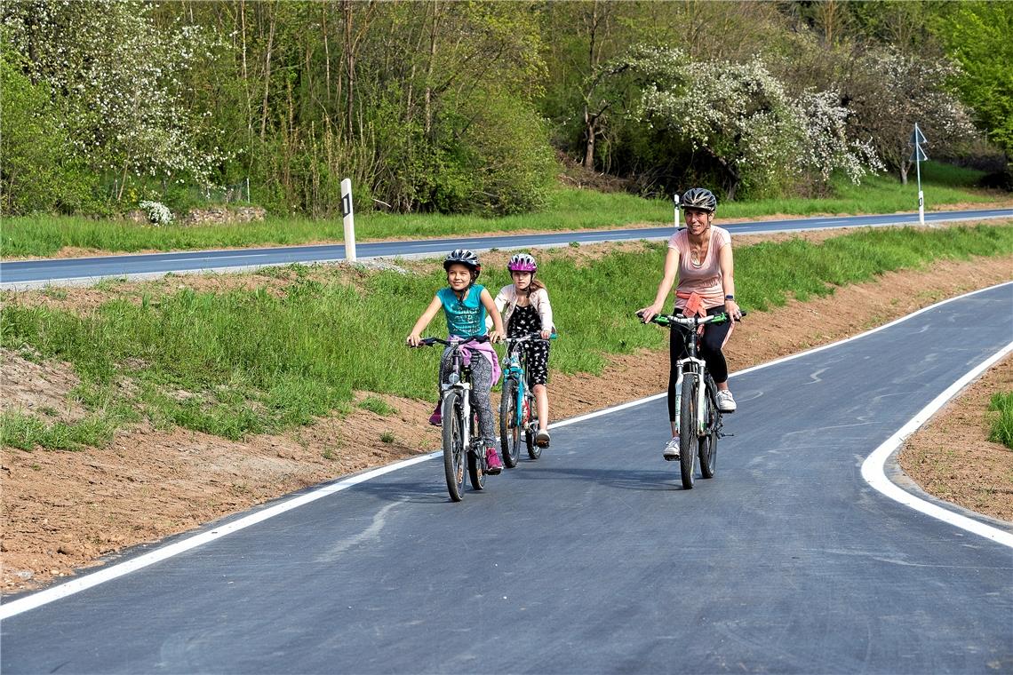 Manuela Vodopija fährt mit ihren beiden Töchtern auf dem neuen Fahrradweg bei Kirchberg entlang. Auf dem Bild befinden sich die drei in Höhe der verlegten Murr. Foto: J. Fiedler