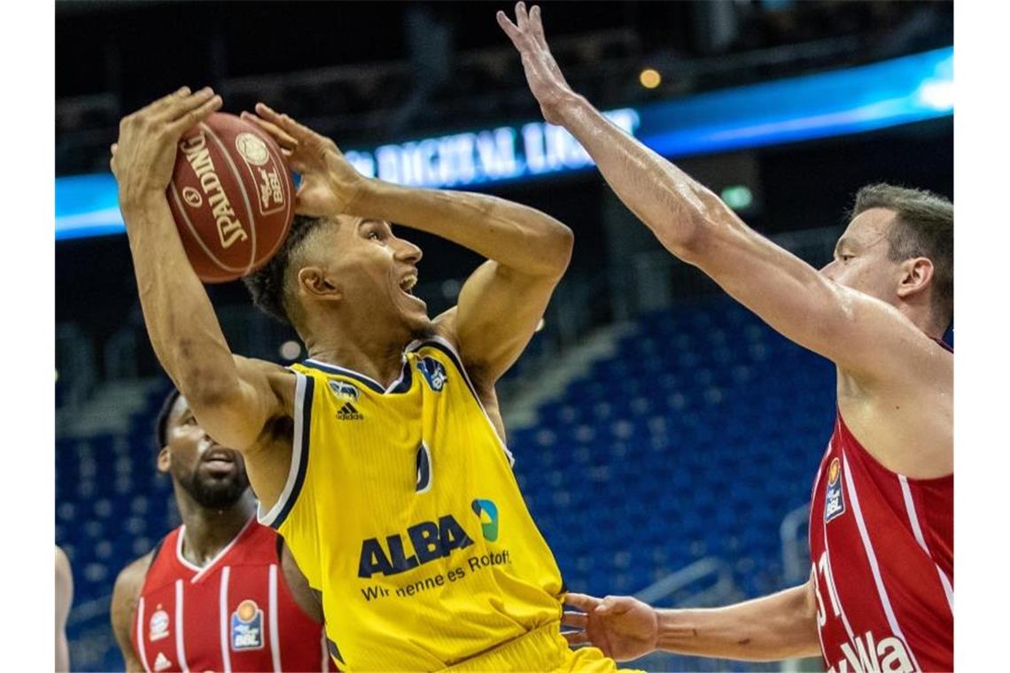 Alba bezwingt Bayern-Basketballer im ersten Finalspiel Maodo Lo (M.) erzielte die entscheidenden Punkte. Foto: Andreas Gora/dpa