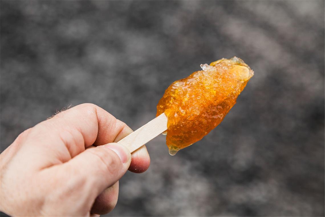 Maple Taffy ist eine traditionsreiche Süßigkeit in Kanada und dem Norden Neuenglands.