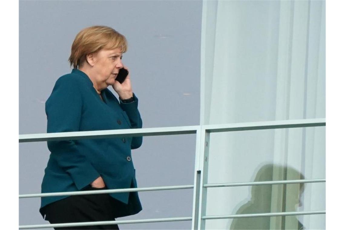 Marathonsitzung: Bundeskanzlerin Angela Merkel telefoniert auf dem Balkon des Kanzleramts. Foto: Kay Nietfeld