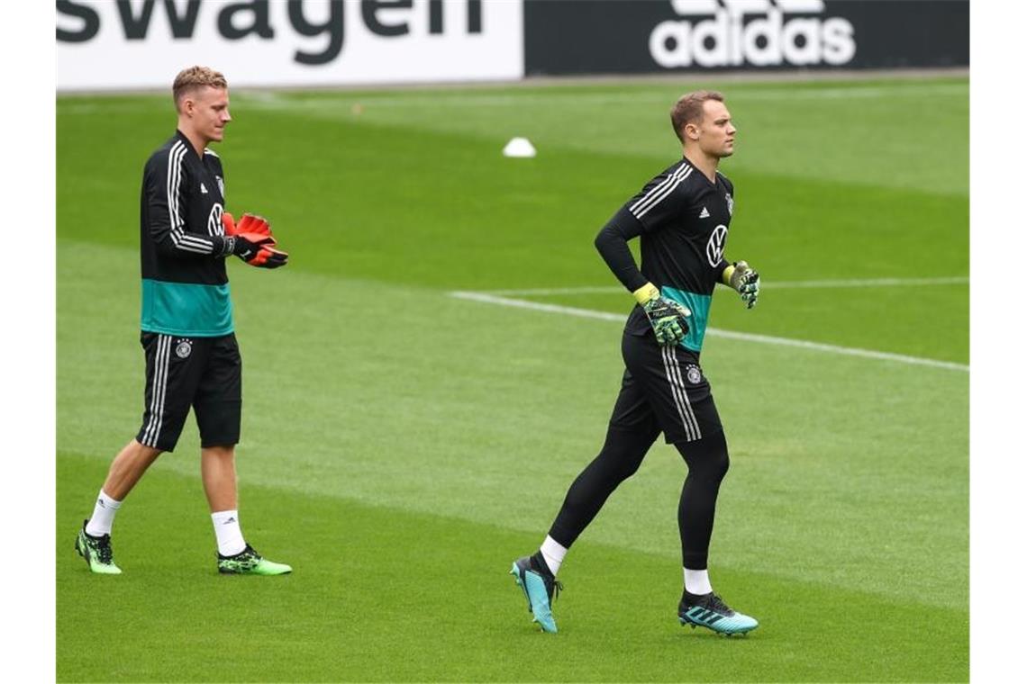 Ter Stegen: Jüngste DFB-Reise war ein „schwerer Schlag“ Marc-André ter Stegen (l) muss sich noch hinter Manuel Neuer anstellen. Foto: Christian Charisius