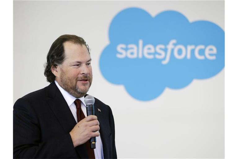 Marc Benioff, Chef von Salesforce, spricht auf einer Pressekonferenz. Foto: Darron Cummings/AP/dpa
