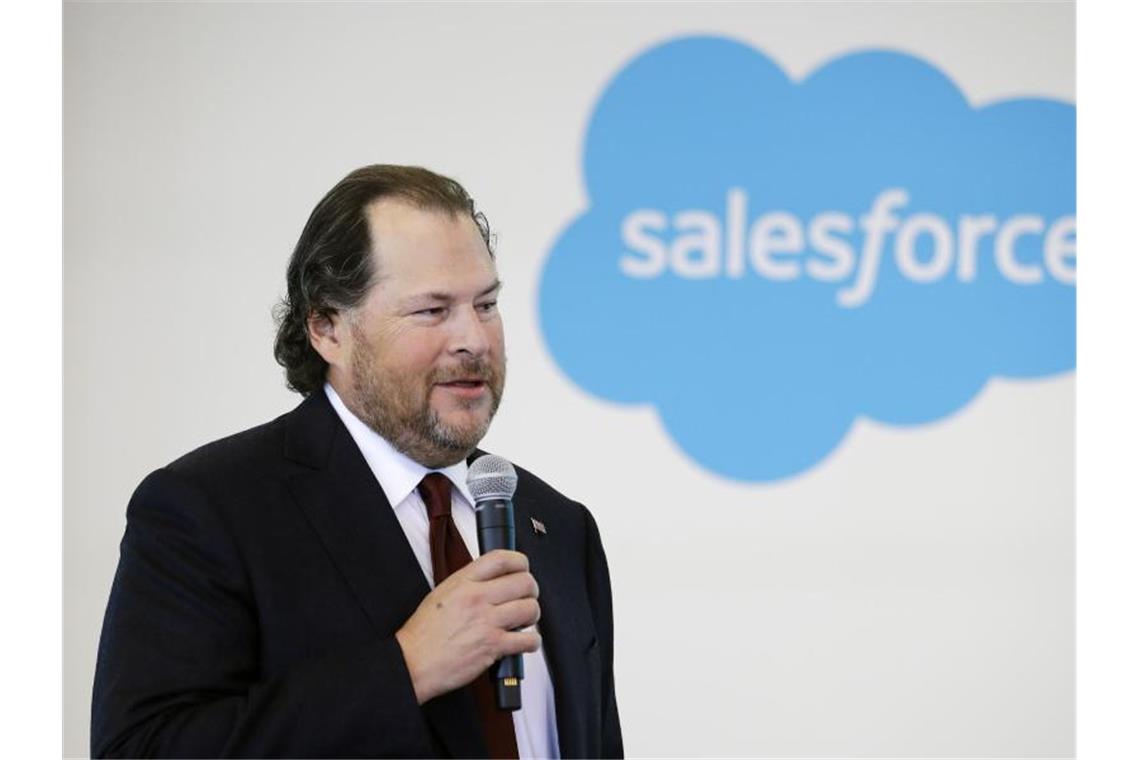 Marc Benioff, Gründer und Chef von Salesforce, spricht auf einer Pressekonferenz. Foto: Darron Cummings/AP/dpa