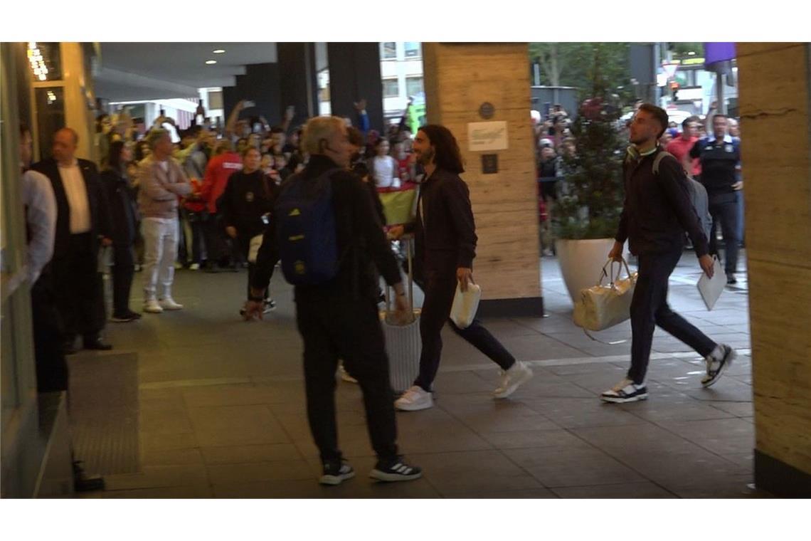 Im Video: Spanien-Fans empfangen Nationalmannschaft am Hotel Marc Cucurella bei der Ankunft im Hotel Steigenberger Graf Zeppelin.
