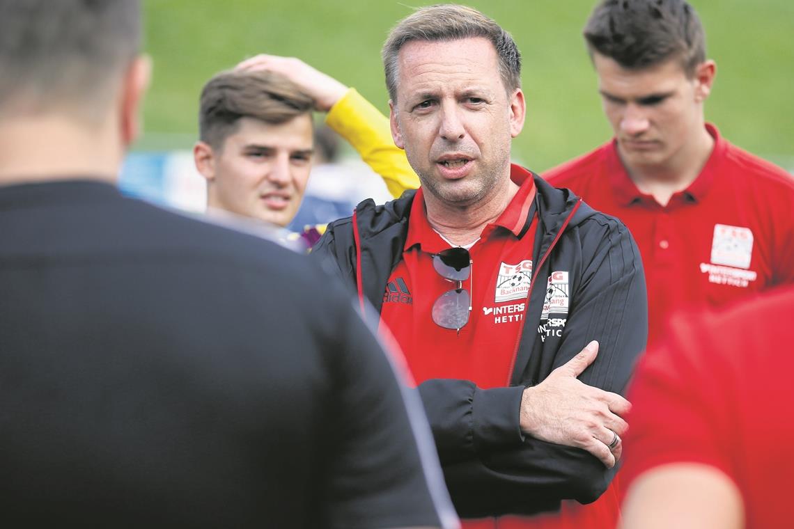 Abschluss und Auftakt zugleich Marc Erdmann fordert von der TSG-Elf, sauber weiterzuarbeiten und die Kirche im Dorf zu lassen. Der souveräne Verbandsliga-Herbstmeister startet am Freitag in Rutesheim in die Rückrunde. Der 48-Jährige hofft, dass dem Spitzenreiter beim Tabellenachten ein guter Abschluss gelingt. Foto: A. Becher