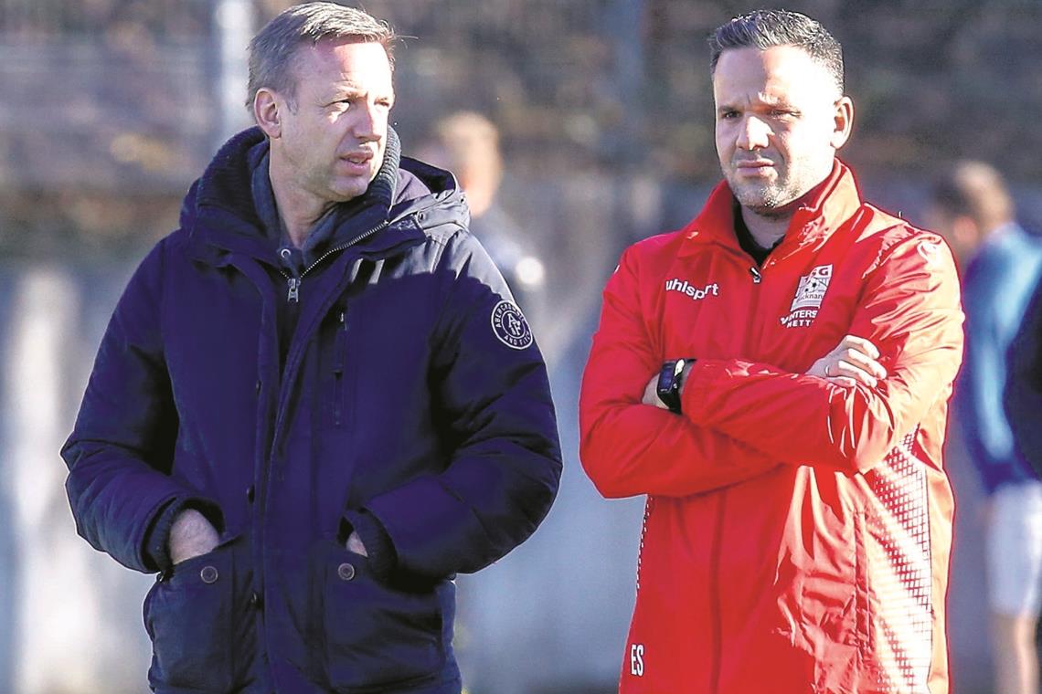 Marc Erdmann (links) und Evangelos Sbonis nehmen die Siegesserie erfreut zur Kenntnis. Das Vorstandsmitglied und der Trainer haben abe r vor allem den Aufstieg fest im Blick. Foto: A. Becher