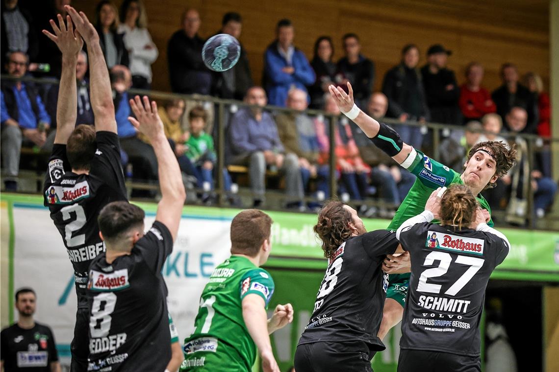 HC Oppenweiler/Backnang verteidigt die Tabellenführung Marc Godon (beim Wurf) hat im halblinken Rückraum nahezu durchgespielt und dabei sechs Tore erzielt. Foto: Alexander Becher