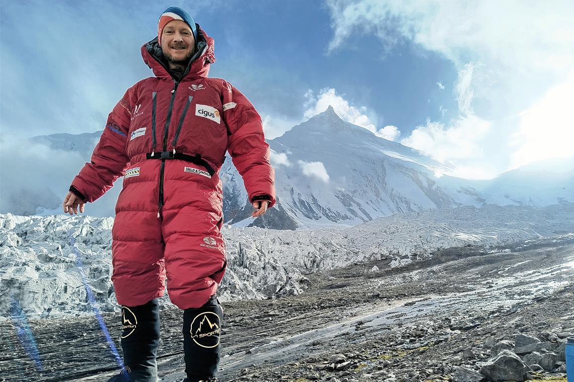 Marc Grün steht im Basislager. Im Hintergrund ist der Gipfel des 8163 Meter hohen Manaslu gut zu erkennen. Foto: privat