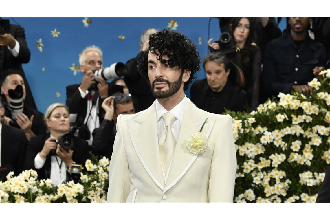 Tops und Flops auf dem roten Teppich Marc Jacobs in einem cremefarbenen Anzug.