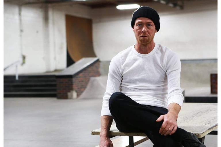 Marc Johnson, Skateboard-Legende und prägende Figur der Szene, ist mit 49 Jahren verstorben. Was war die Todesursache?