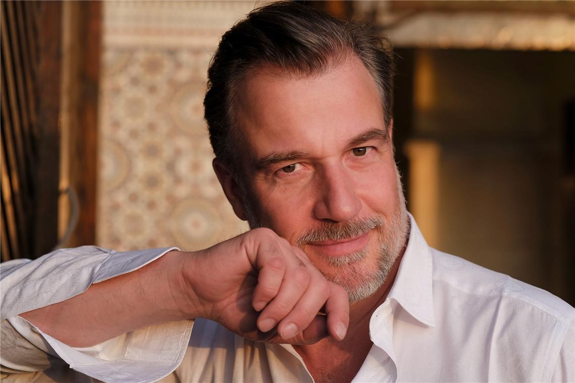 Satire satt sowie nachdenkliche Noten Marc Marshall