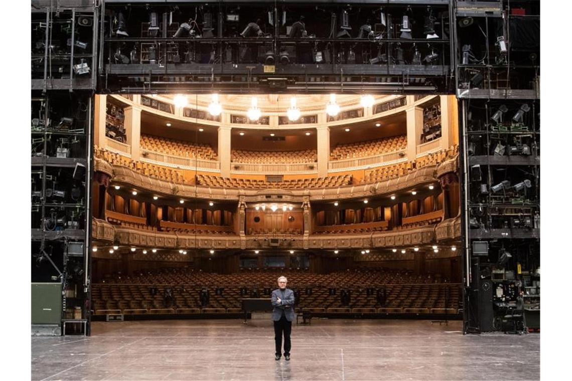 Aktuelle Spielzeit der Staatstheater abgesagt Marc-Oliver Hendriks, Geschäftsführender Intendant der Staatstheater Stuttgart, steht auf der Bühne des Opernhauses der Staatstheater Stuttgart, im Hintergrund ist der Zuschauerraum zu sehen. Foto: Marijan Murat/dpa/Archivbild